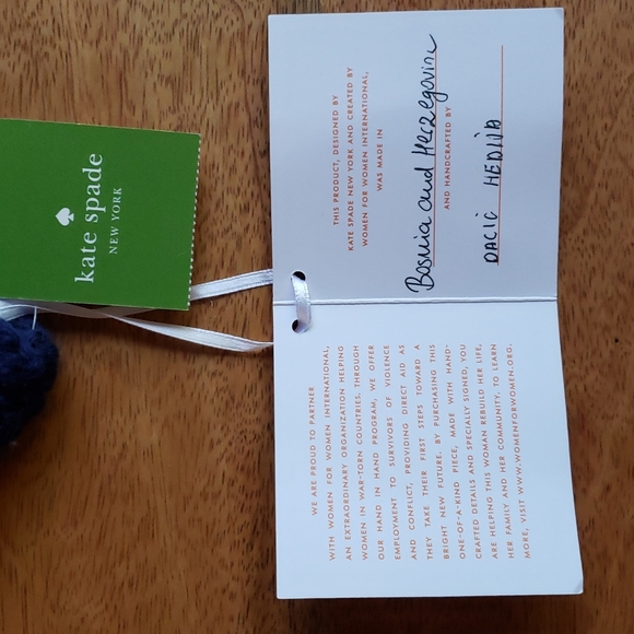 Kate Spade hand knit cellphone case "hand in hand" - Picture 6 of 13